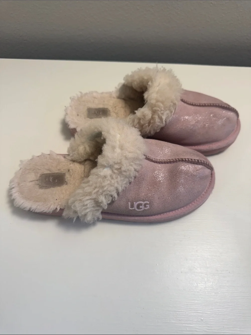 Kids pink fuzzy slippers - size 4